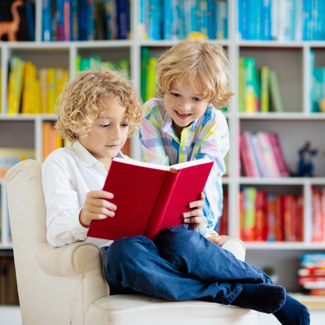 Dzieci czytające książkę w NeuroBalans