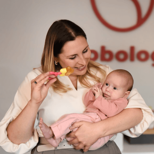 Specjalistka NeuroBalans podczas pracy z dzieckiem